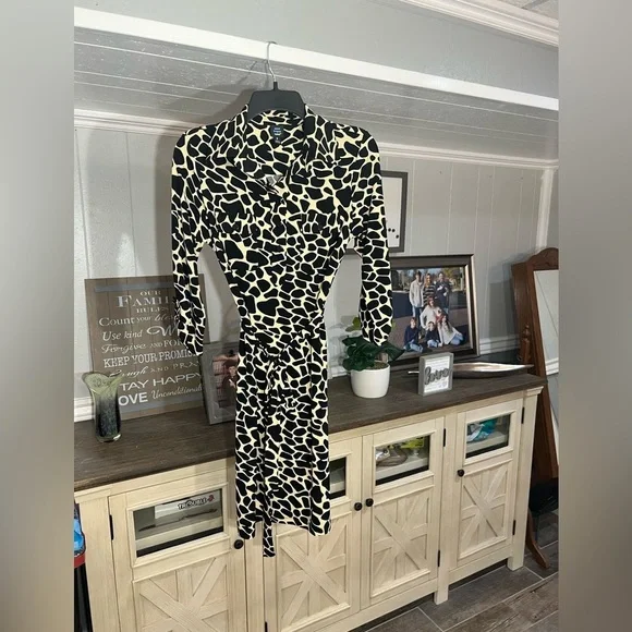 Dress​​ - Picture 2 of 6